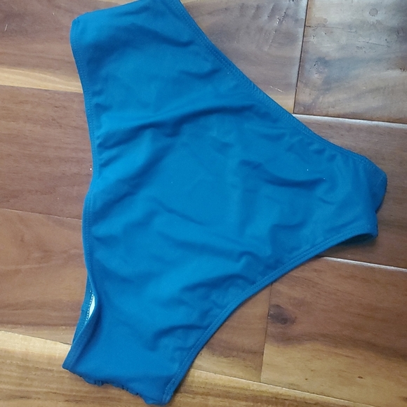 NWOT Bikini bottoms with ruched sides size medium - Picture 3 of 4